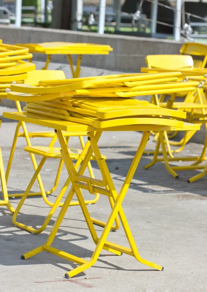 Tavoli e sedie pieghevoli gialli . — Foto Stock