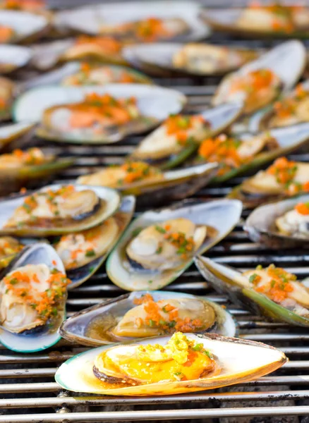 Groene mosselen op de grill. — Stockfoto