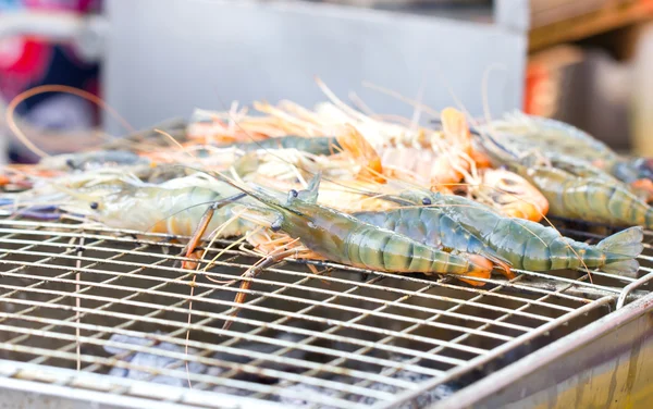 Verse garnaal op grill. — Stockfoto