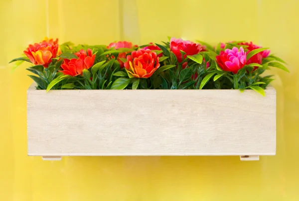 Flores artificiales en caja de madera —  Fotos de Stock