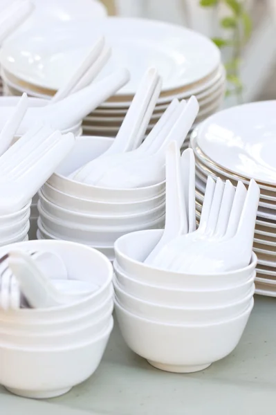Muchos tazones blancos, cucharas y platos . —  Fotos de Stock