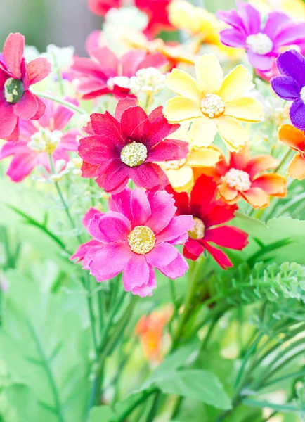 Sztuczne kwiaty kolorowe. — Zdjęcie stockowe
