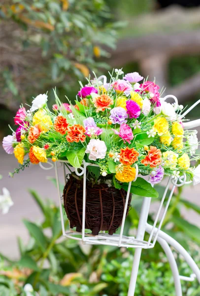 Kunstblumenschmuck. — Stockfoto