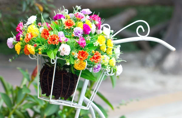 Kunstblumenschmuck. — Stockfoto