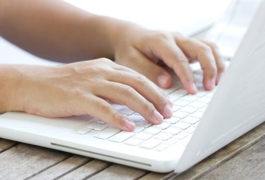 Asyalı adamın elini laptop ile çalışma.