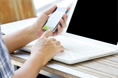 Asyalı adamın elinde Smartphone