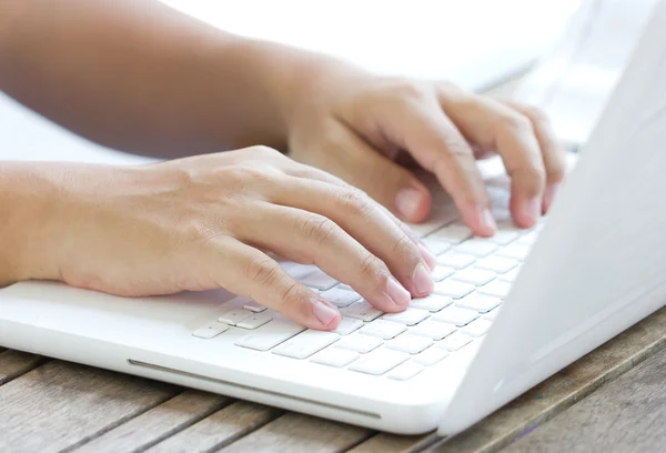 Die Hand des asiatischen Mannes arbeitet mit dem Laptop. — Stockfoto