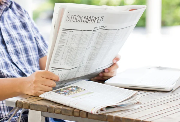 Man die leest de financiële krant. — Stockfoto