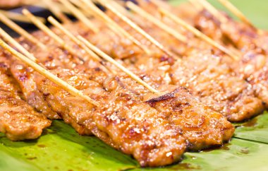 muz yaprağı üzerinde Barbekü domuz eti.