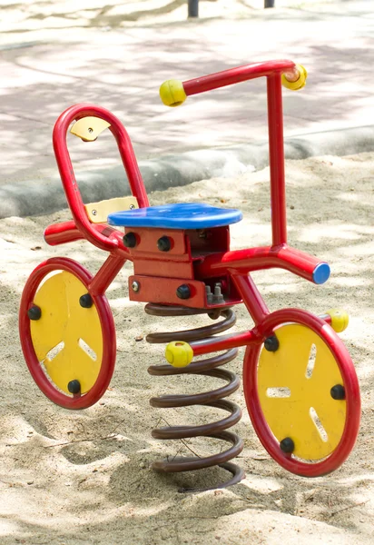 Rocking horse in Speeltuin. — Stockfoto