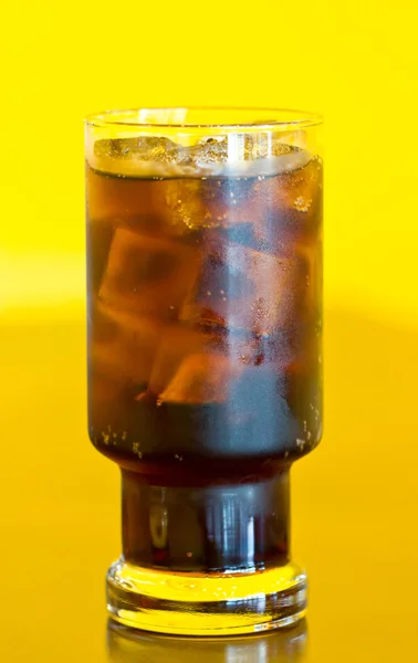 Bicchiere di cola con ghiaccio — Foto Stock