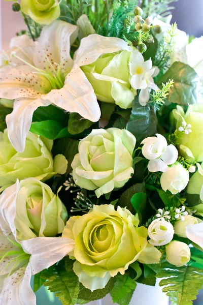Rose and lily artificial flowers bunch. — Stock Photo, Image