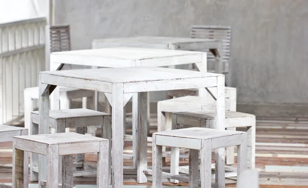 Tisch und Stühle im Restaurant. — Stockfoto