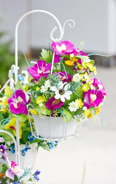 Zdobione sztucznymi kwiatami. — Zdjęcie stockowe