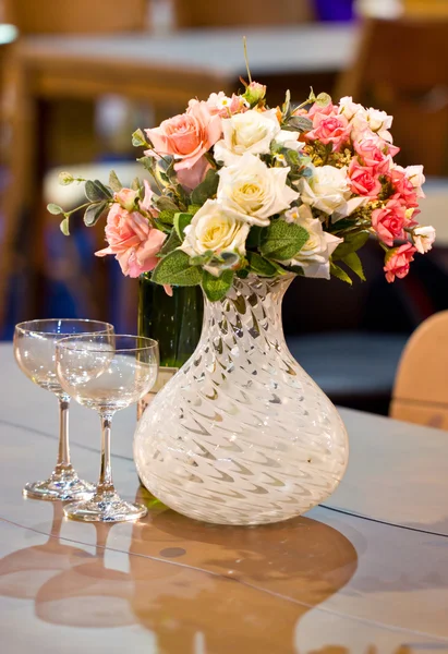 Çiçekli masa dekoru — Stok fotoğraf