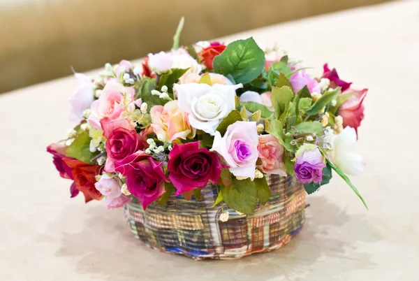 Zdobione sztucznymi kwiatami. — Zdjęcie stockowe