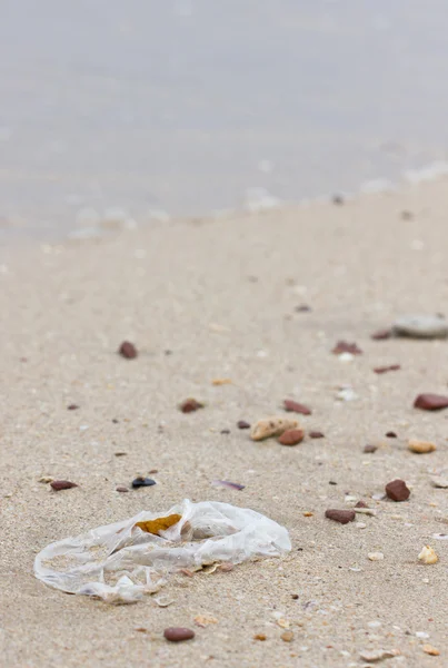 Lixo na praia. — Fotografia de Stock
