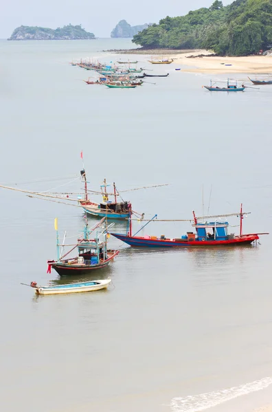 Рыбацкая лодка в море в Chumphon, Таиланд . — стоковое фото