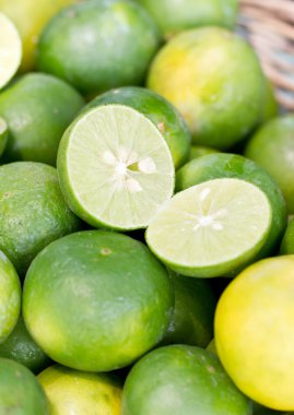 Yeşil limon yığını.