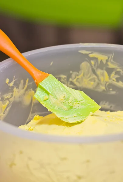 Manteiga na tigela com cortador de plástico . — Fotografia de Stock