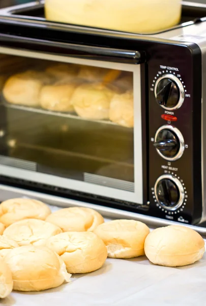 Baked bun in microwave oven. — Stockfoto