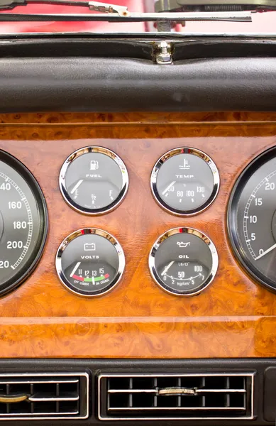 Eski model araba detayını kontrol paneli. — Stok fotoğraf