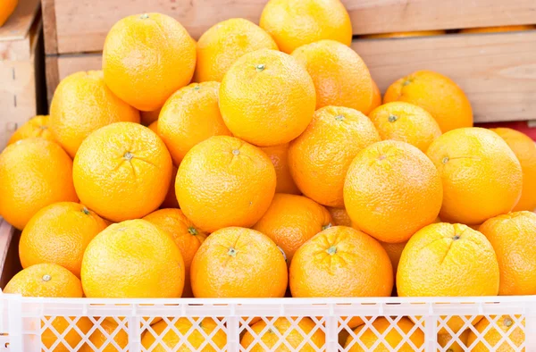 Fruits orange dans une caisse en plastique . — Photo