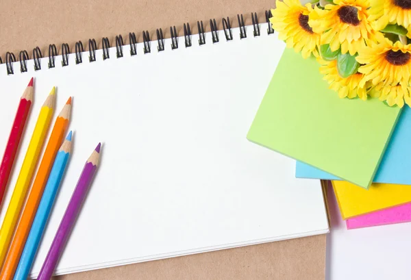 Cuaderno en blanco, lápiz y notas adhesivas . — Foto de Stock