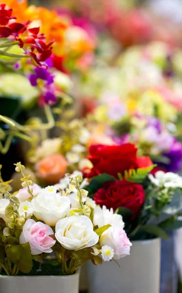 Farbenfrohe Kunstblumen. — Stockfoto