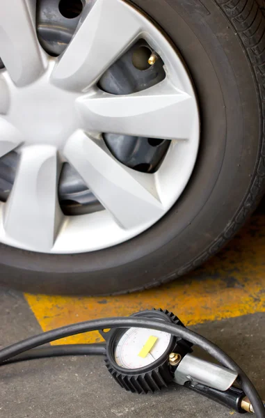 Manometer checking tyre pressure. — Stock Photo, Image