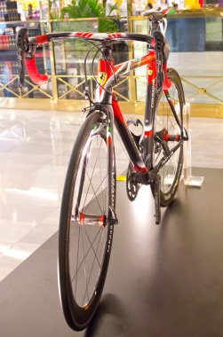 colnago bisiklet üstünde göstermek