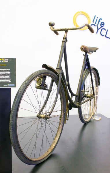 Ancient bicycles on display — Stock Photo, Image