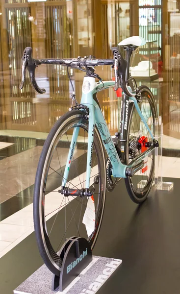 Bianchi bisiklet üstünde göstermek