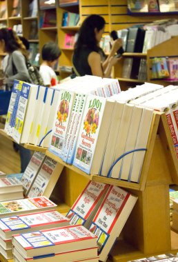 Logolar hope adlı kitap raf arkasında ziyaretçi