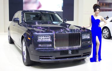 rolls royce araba ile kadın sunum