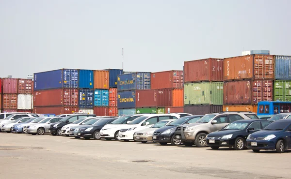 Muchos coches aparcan en el puerto de Klong Toey —  Fotos de Stock