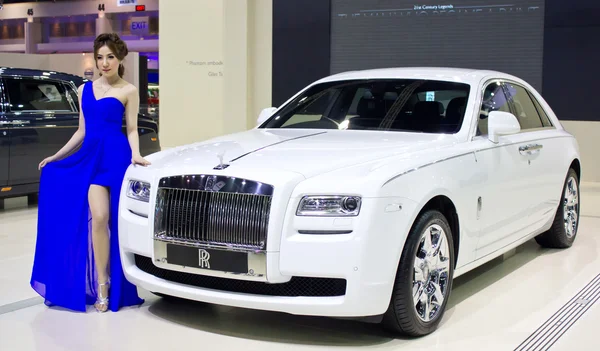 Presentadora femenina con coche Rolls Royce — Foto de Stock