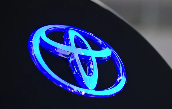 Fechar o emblema da Toyota — Fotografia de Stock