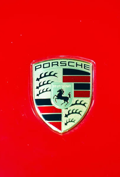 Zblízka porsche BADGE — Stock fotografie