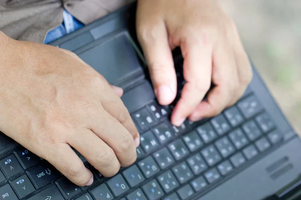 Las manos en un teclado . —  Fotos de Stock