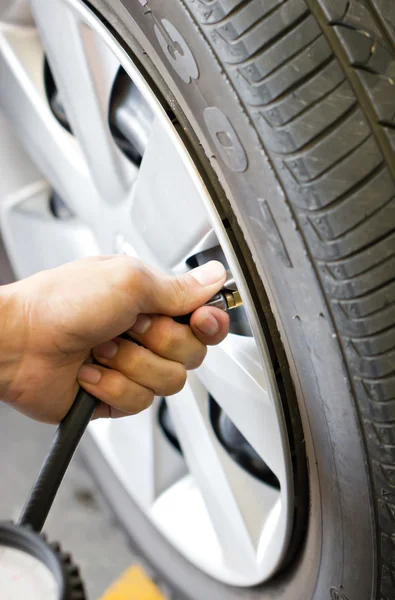 Man's hand checking tyre pressure. — Stock Photo, Image