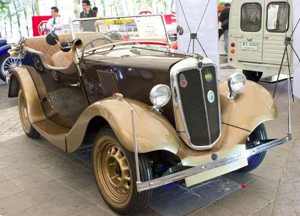 На выставке представлен винтажный автомобиль Morris 8 — стоковое фото