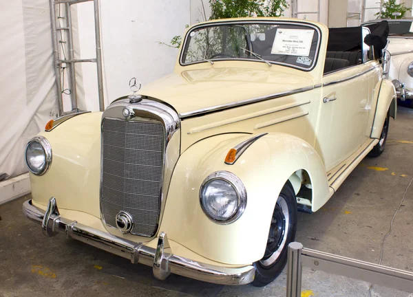 Mercedes Benz 220 2996CC on display — Stock Photo, Image