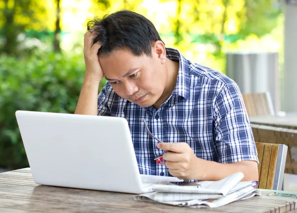 stres Asyalı adam laptop arıyorum.