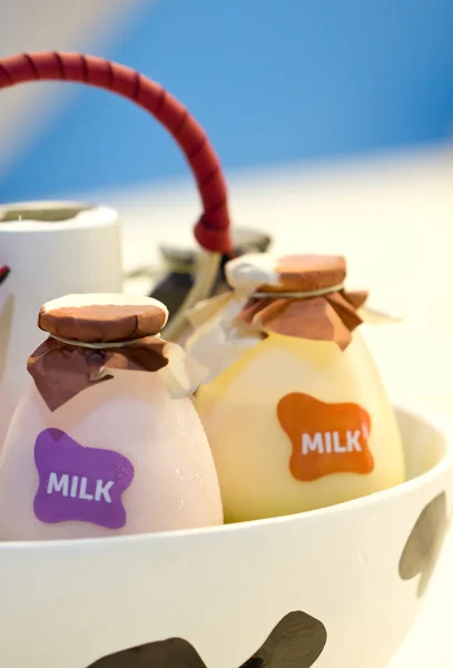 Nära upp skott flaskor av mjölk i korg. — Stockfoto