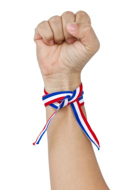 Üç renkli ile yumruk kaldırdı çizgili bilek bandı.