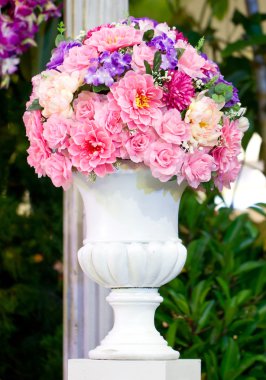 siyah arka plan üzerine izole vintage vazoda yapay çiçekler.