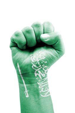 Suudi Arabistan bayrağı yumruk üzerinde izole beyaz boyalı.