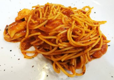 Spagetti Kızarmış Domates Sosu Tabakta Yakın Çekim.