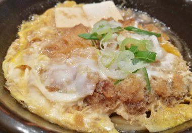 Kızarmış domuz, yumurta, soğan ya da Katsuji Japon yemeklerini kapatıyoruz..